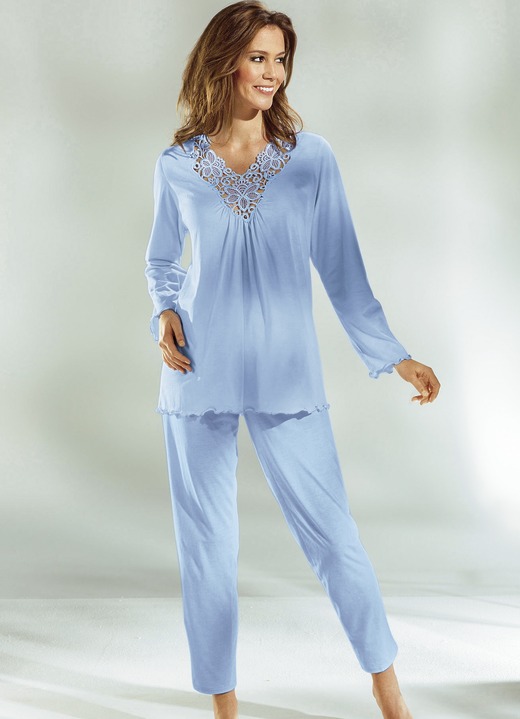 Pyjama's & shorty's - Pyjama, lange mouwen met V-hals en kant, in Größe 036 bis 054, in Farbe BLAUW Ansicht 1