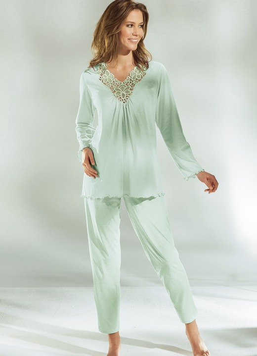 Pyjama's & shorty's - Pyjama, lange mouwen met V-hals en kant, in Größe 036 bis 054, in Farbe LINDENGROEN Ansicht 1