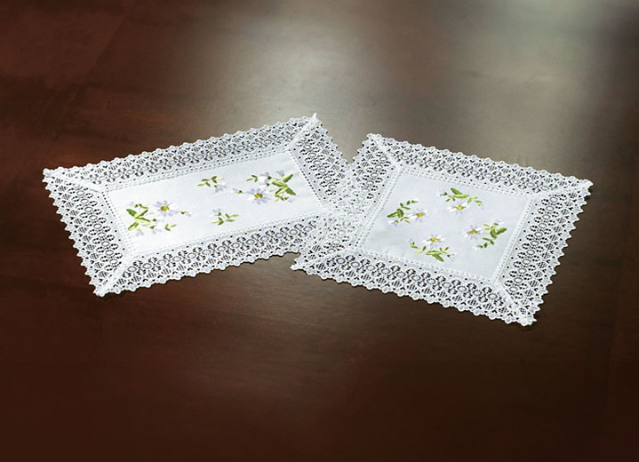Tafellakens - Kamerdecoratie met madeliefjesborduurwerk en delicaat gehaakt kant, in Größe 130 (Servetten, 40/40 cm) bis 404 (Kussensloop, 40/40 cm), in Farbe WIT Ansicht 1