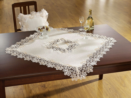 Elegante kamerdecoratie met tweekleurig macramékant