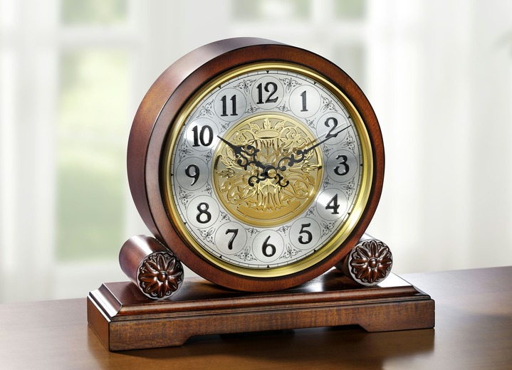 - Tafelklok met gouden ornamentversiering, in Farbe BRUIN