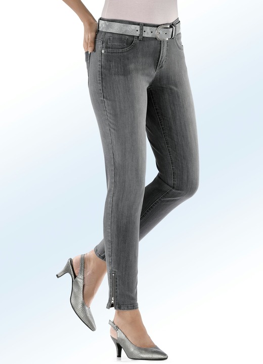 Broek met knoop- en ritssluiting - Magic jeans met modieuze ritsen aan de broekspijpen Broek met knoop- en ritssluiting - Magic jeans met modieuze ritsen aan de broekspijpen, in Größe 017 bis 050, in Farbe GRIJS