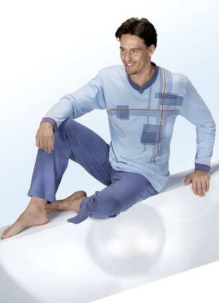 Pyjama met V-hals, geplaatste opdruk en open boorden aan de pijpen
