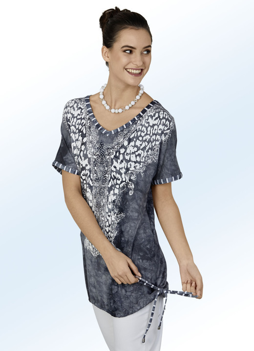 Korte mouw - Lang shirt met V-hals in 2 kleuren, in Größe 036 bis 054, in Farbe GRIJZE BATIK Ansicht 1