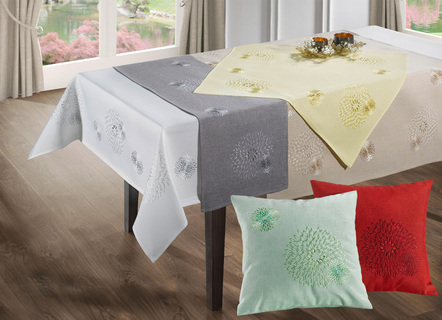 Tafel- en kamerdecoratie met uitgebreid borduurwerk