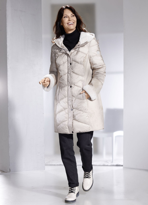 Winterjassen - Korte jas in een eigentijdse materiaalmix, in Größe 036 bis 052, in Farbe BEIGE Ansicht 1