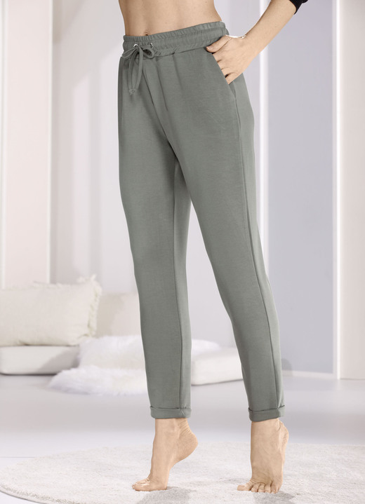 Pyjama's & shorty's - Slaap- en vrijetijdsbroek met zakken en brede elastische tailleband, in Größe 034 bis 054, in Farbe OLIV