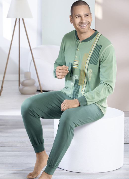 Pyjama's - Pyjama met knoopsluiting en manchetten Pyjama's - Pyjama met knoopsluiting en manchetten, in Größe 046 bis 066, in Farbe JADEGRÜN-TANNE-BUNT