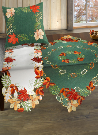 Herfst tafel- en kamerdecoratie met bladmotieven