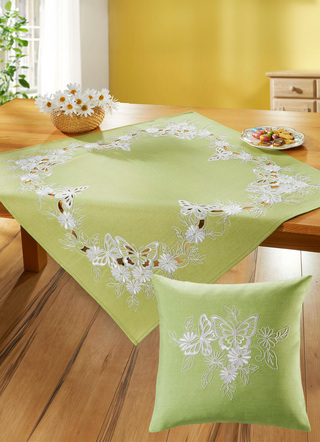 Tafel- en kamerdecoratie met geborduurde vlinders en bloemen