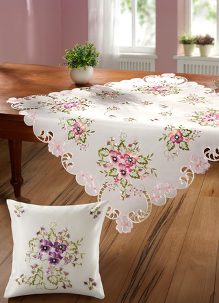 Tafel- en kamerdecoratie met vioolborduurwerk