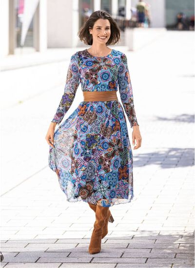 Dame in een blauwe jurk met een riem in de taille