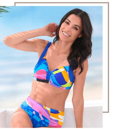 Dame in een koningsblauwe bikini met een kleurrijk printmotief