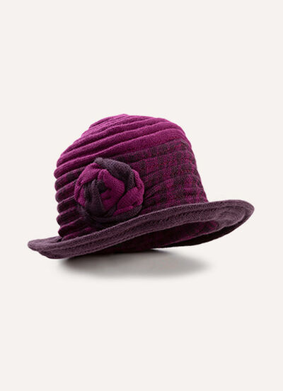 Elegante dameshoed met decoratieve bloem