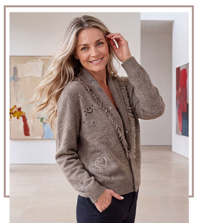 Blonde vrouw met beige vestjes en glitterdetails