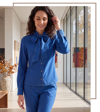 Donkerharige vrouw in een spijkerblouse