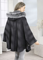 Cape met knoopsluiting 