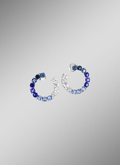 Oorstekers met synthetische zirkonia in wit- en blauwtinten 