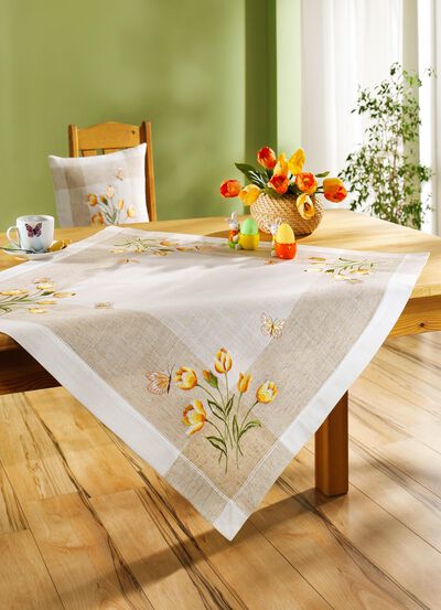 Tafel- en kamerdecoratie met tulpen en vlinders 