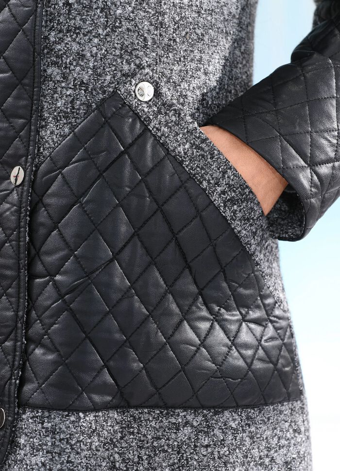 Korte jas van een trendy materiaalmix 