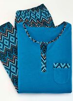 Set van twee pyjama's met borstzak en knoopsluiting 