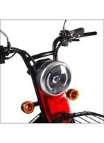 Driewielig elektrisch voertuig in de stijl van een compacte scooter 