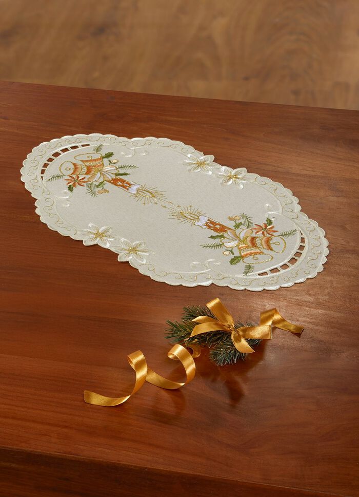 Liefdevol geborduurde tafel- en kamerdecoratie 