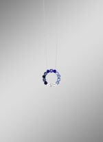 Hanger met synthetische zirkonia in wit- en blauwtinten 