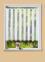 Kort gordijn met uitvoerig vervaardigd macram&eacute;kant 