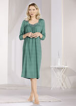 Nachtjapon tot op de kuit met geborduurde bloemenkant JADE