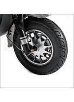 Driewielig elektrisch voertuig in de stijl van een compacte scooter 