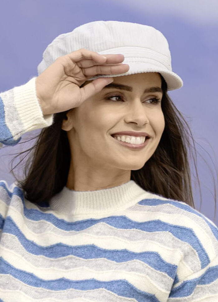 Elegante dames krantenjongenspet met elastiek aan de achterkant WIT