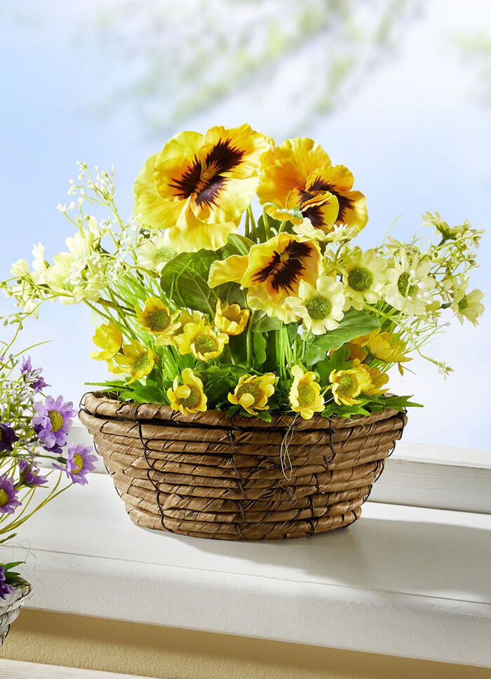 Viooltjes en madeliefjes in een rieten mand GEEL