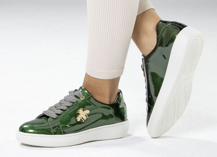 ELENA EDEN sneakers gemaakt van lakleer met elegante metalen sieraden DONKERGROEN
