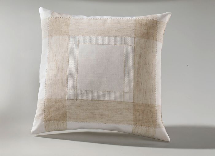 Klassieke tafel- en kamerdecoratie met linnen 