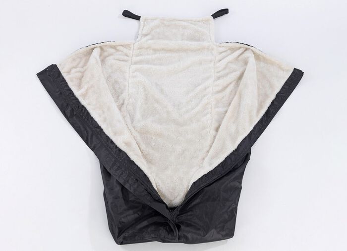 Rolstoelwarmtezak houdt je droog en warm bij slecht weer 