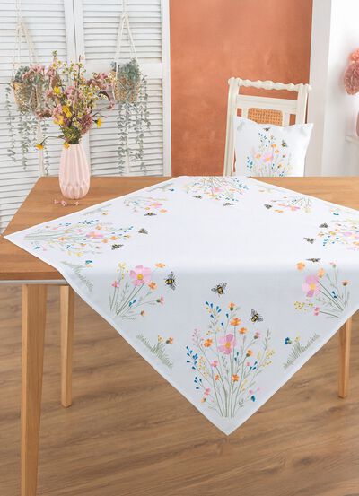 Geborduurde tafel- en kamerdecoratie met een wildbloemenmotief 