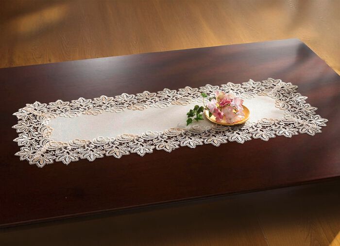 Elegante kamerdecoratie met tweekleurig macram&eacute;kant CR&Egrave;ME