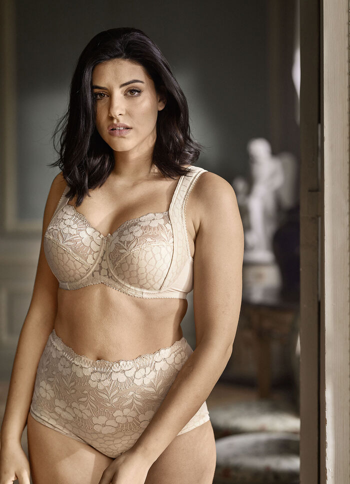 Miss Mary lijfjeslipje met elastisch kant eronder aan de voorkant BEIGE