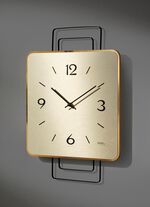 Wandklok met houten behuizing van AMS MESSING