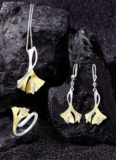 Ginkgo-blad oorbellen in twee kleuren met synthetische zirkonia 