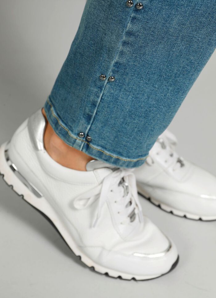 Jeans met studs langs de zijnaad 