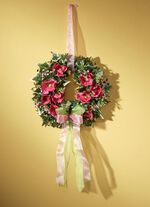 Wandkrans met roze cosmea bloemen 