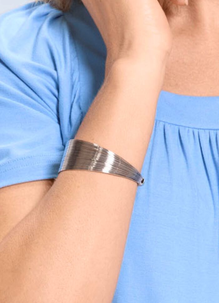 Armband gemaakt van fijne draden 