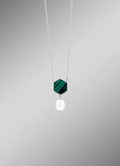 Halsketting met zoetwaterparel en echte malachiet. 
