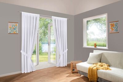 Raamdecoratie met uitgebreid Plauen-borduurwerk 