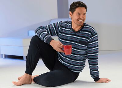 Pyjama van stretch badstof met boorden, V-hals en garengeverfd streepmotief 