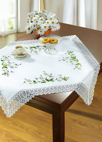 Kamerdecoratie met madeliefjesborduurwerk en delicaat gehaakt kant 