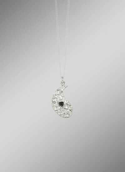 Yang hanger gemaakt van gerhodineerd zilver 