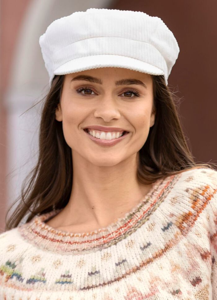 Elegante dames krantenjongenspet met elastiek aan de achterkant 